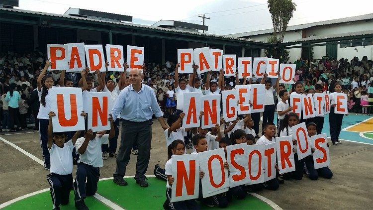 Los chicos le demuestran al Padre todo su cari&ntilde;o
