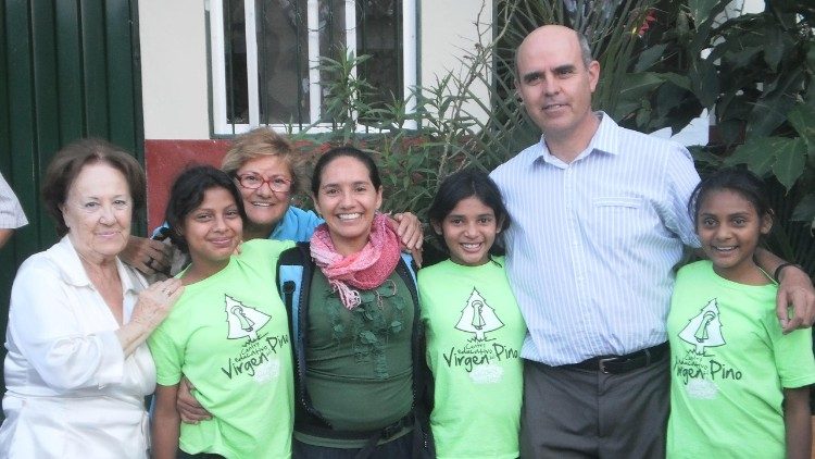 Con amigas colaboradoras en el centro infantil Virgen del Pino