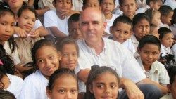 El padre Patricio Larrosa con los chicos a quienes ayudan