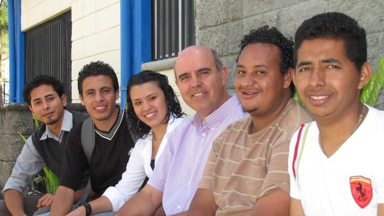 Con algunos voluntarios muchos de ellos fueron ayudados por el padre