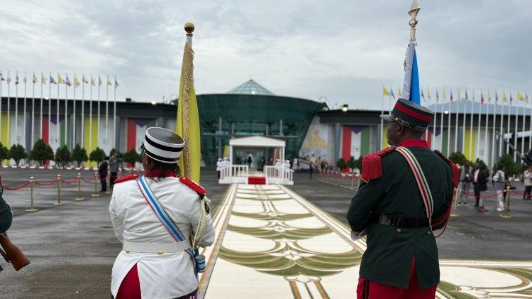 Cerim&ocirc;nia de despedida no aeroporto de Malabo