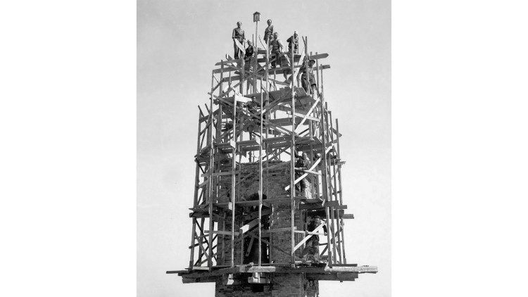 Cantiere del rifacimento del campanile del santuario, 1946. Da notare come pinnacolo un'immagine della Madonna della Misericordia come protettrice dei lavoratori impegnati nel rifacimento