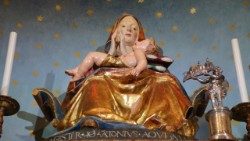 La statua della Madonna della Misericordia di Petriolo  © Natali