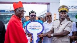 Remise de deux véhicules destinés à améliorer la mobilité et les conditions de vie des populations locales de Kossandji en Côte d’Ivoire 