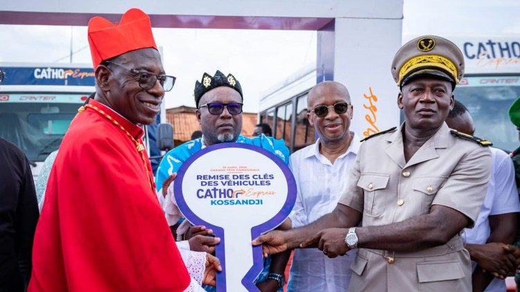 Remise de deux véhicules destinés à améliorer la mobilité et les conditions de vie des populations locales de Kossandji en Côte d’Ivoire 