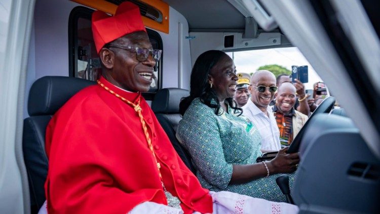 Le cardinal Ignace Dogbo Bessi, Archev&ecirc;que d'Abidjan, lors de la remise de deux v&eacute;hicules destin&eacute;s &agrave; am&eacute;liorer la mobilit&eacute; et les conditions de vie des populations locales