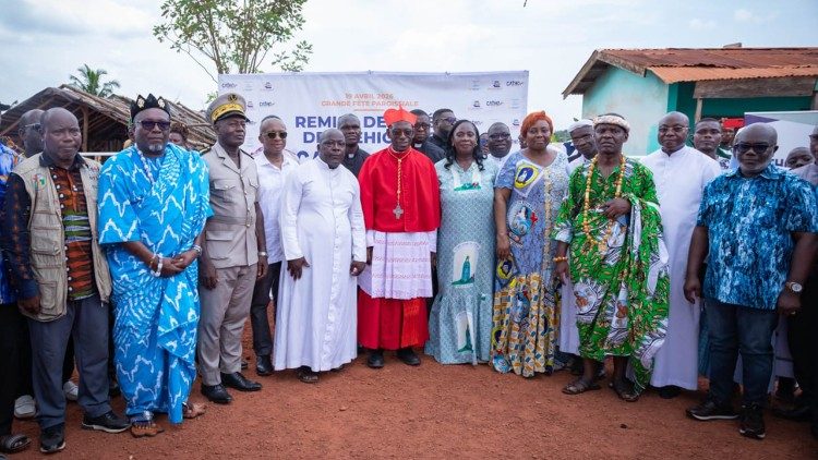 Remise de deux v&eacute;hicules destin&eacute;s &agrave; am&eacute;liorer la mobilit&eacute; et les conditions de vie des populations locales