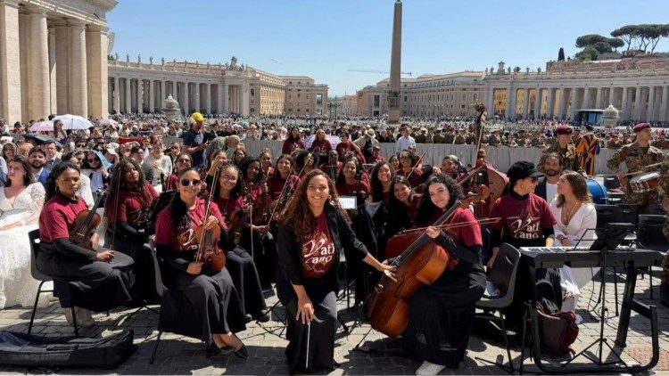 A orquestra em plena Pra&ccedil;a S&atilde;o Pedro na Audi&ecirc;ncia Geral com o Papa