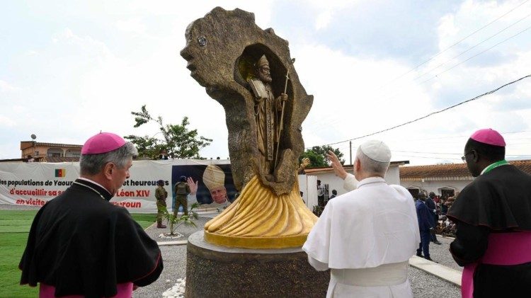 Papa Le&atilde;o nos Camar&otilde;es durante a Viagem apost&oacute;lica &agrave; &Aacute;frica