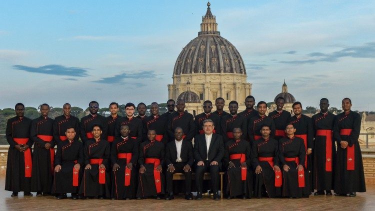 Kardinali Luis Antonio Gokim Tagle, Mwenyekiti Mwenza wa Baraza la Kipapa la Uinjilishaji wa Watu, Jumamosi tarehe 25 Aprili 2026, anatarajiwa kutoa Daraja Takatifu ya Ushemasi kwa Majandokasisi 17 kutoka Chuo Kikuu cha Kipapa cha Urbaniana. 