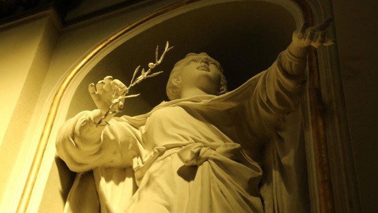 Allegoria della Pace, scultura al Santuario di Petriolo (foto Carlo Natali)