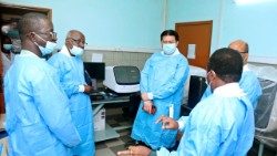 Una visita di esperti nei laboratori del Cerba, il Centro di ricerca biomolecolare Pietro Arrigoni dove si svolgono ricerche all’avanguardia