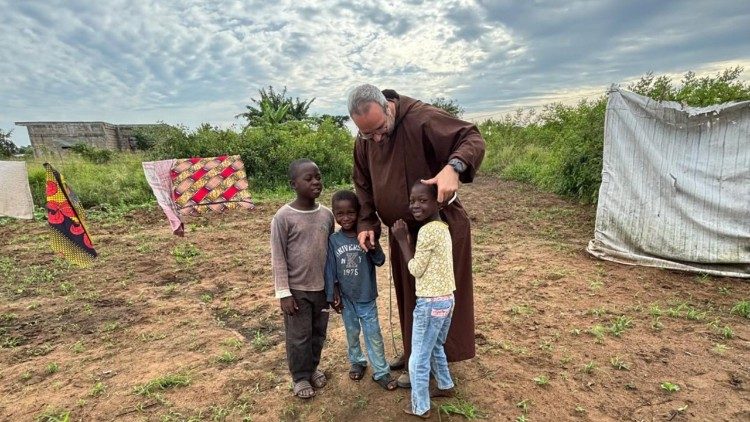 Fra Luca Santato con i piccoli sfollati del Mozambico