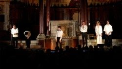 W Bazylice Najświętszej Marii Panny na Zatybrzu w Rzymie odbył się spektakl teatralny „Jan Paweł II. Tryptyk Rzymski: Medytacje” w reżyserii prof. Jarosława Kiliana (Jan Rzepka, Grzegorz Gałązka)