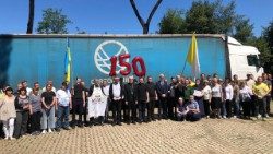 O caminhão com ajuda humanitária partindo para a Ucrânia.