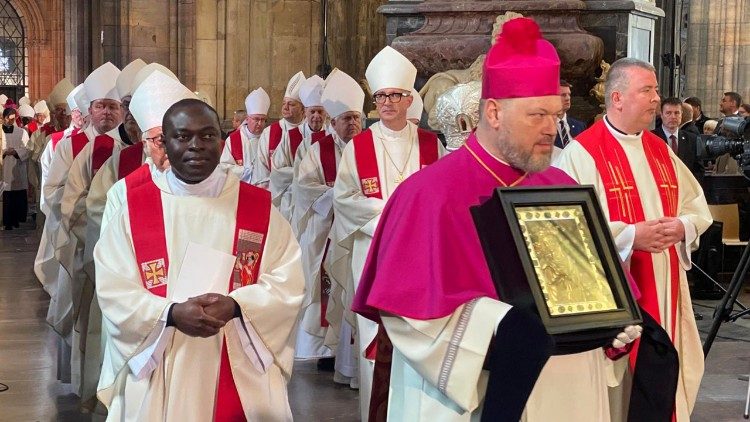 V liturgick&eacute;m průvodu bylo přineseno Palladium země česk&eacute;
