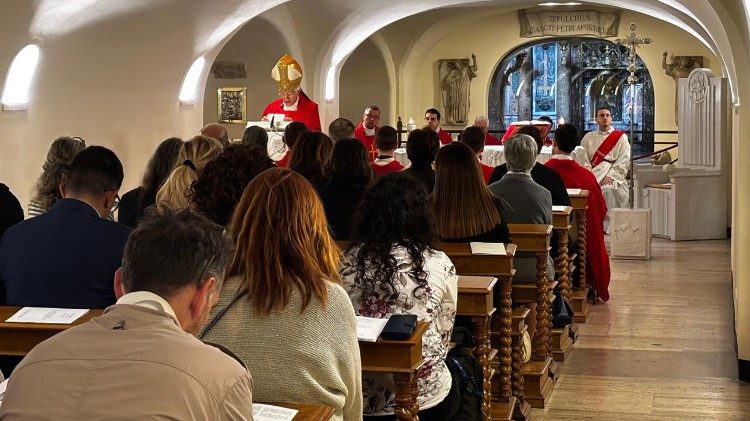 Celebrans przypomniał słowa papieża Benedykta XVI: „Chrystus jest zawsze z nami, zawsze kroczy ze swoim Kościołem, towarzyszy mu i go chroni”
