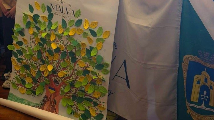 Il regalo per Papa Leone da parte del gruppo di danza "Malva"