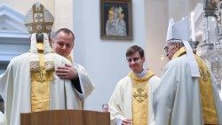Kunigų šventimų akimirka Vilniaus arkikatedroje