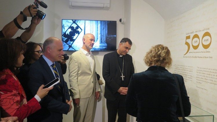 Biskup Roko Glasnović na otvorenju izložbe "Marin Držić - prvi čin" (Foto: Angelina Tadić)