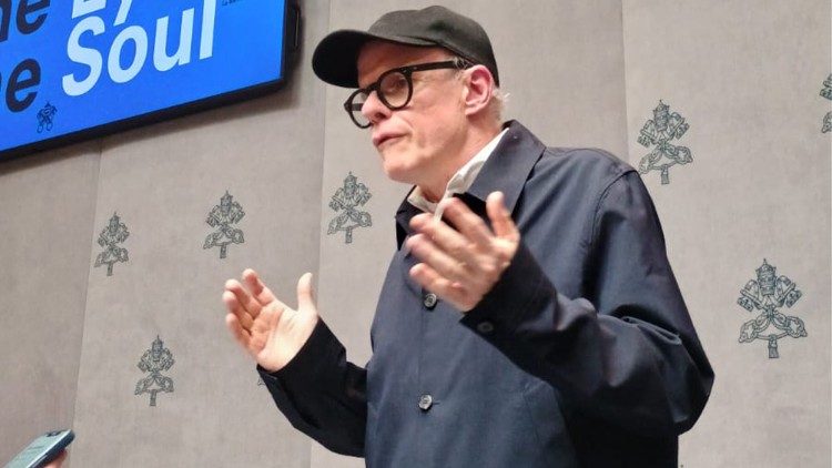 Hans Ulrich Obrist, jeden z kur&aacute;torů vatik&aacute;nsk&eacute; expozice na Bien&aacute;le, při tiskov&eacute; konferenci 27. dubna 2026