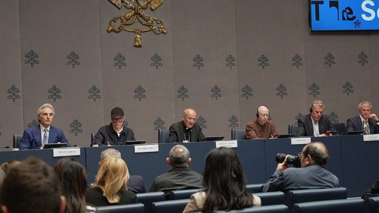 La conferenza nella Sala Stampa della Santa Sede