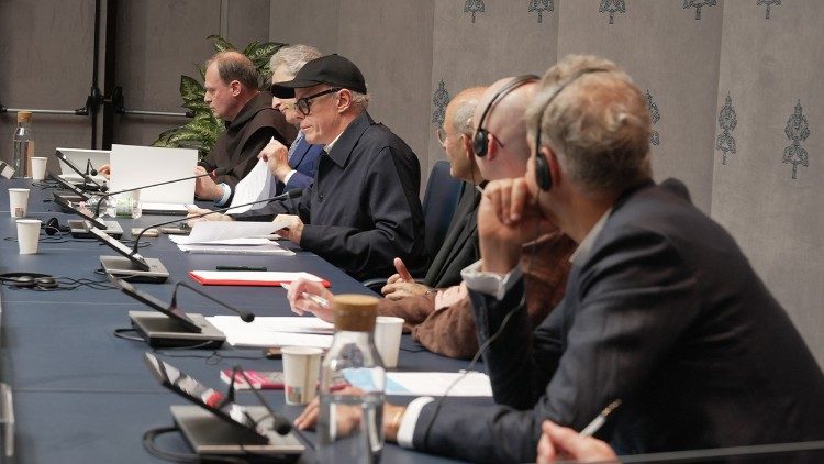 La conferenza nella Sala Stampa della Santa Sede