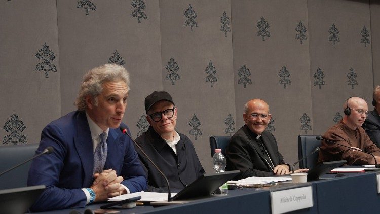 La conferenza nella Sala Stampa della Santa Sede