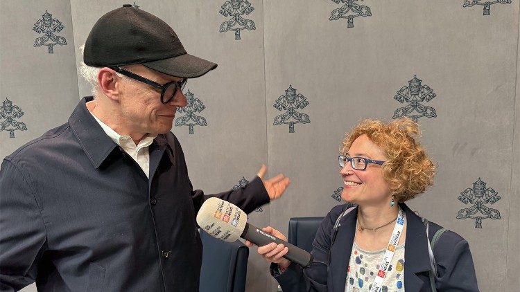 Hans Ulrich Obrist, Mit-Kurator des Vatikan-Pavillons bei der 61. Kunst-Biennale von Venedig, im Interview mit Stefanie Stahlhofen von Radio Vatican/Vatican News (Foto: Sabine Kleyboldt)