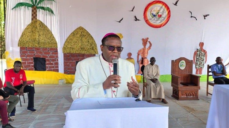 Dom V&iacute;tor Quematcha durante a catequese