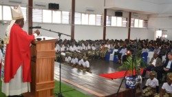 Dom Osório Citora Afonso, Bispo de Quelimane e Administrador apostólico da Beira, durante a celebração eucarística