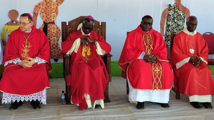 Dom Waldemar Stanislaw Sommertag e os Bispos da Guin&eacute;-Bissau durante uma celebra&ccedil;&atilde;o