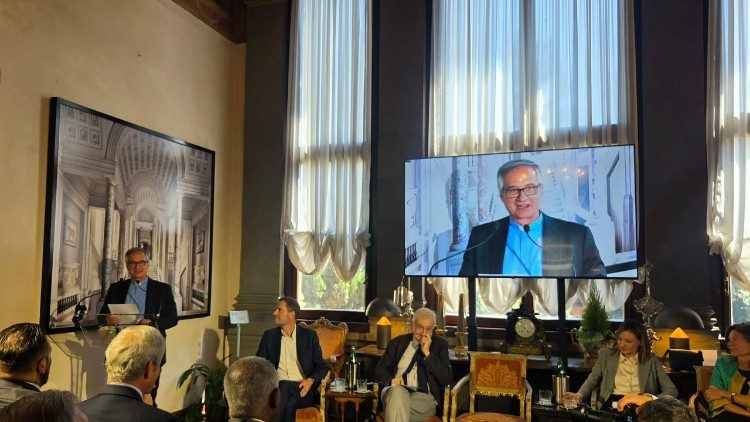 Mons. Dario Vigan&ograve; durante la presentazione in anteprima del documentario "Casina Pio IV - L'architettura del pensiero". 