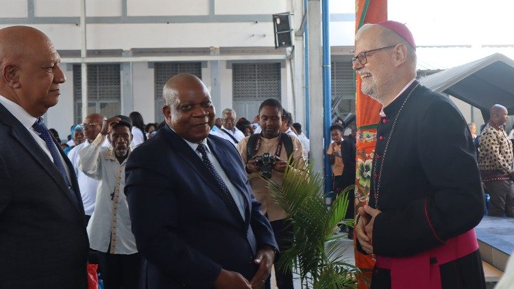 Dom Claudio Dalla Zuanna com representantes do governo da prov&iacute;ncia de Sofala
