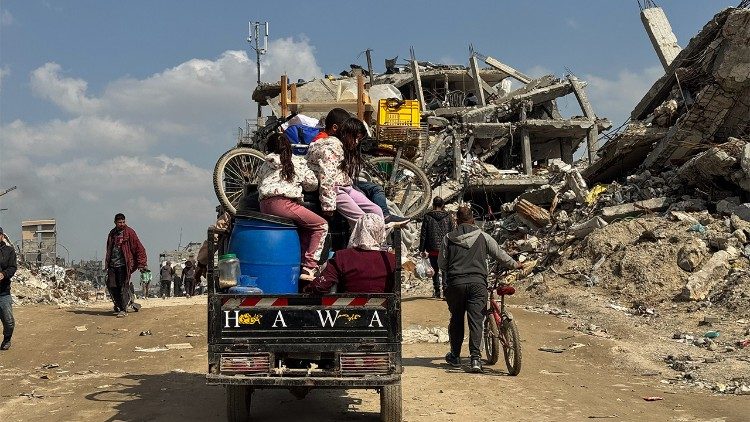 Uma fam&iacute;lia palestina deslocada na cidade de Beit Lahia, no norte da Faixa de Gaza (Nour Alsaqqa/MSF)