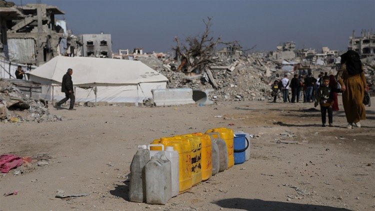 Palestinesi attendono il camion cisterna a Jabalia city, nel nord della Striscia di Gaza (Nour Alsaqqa/Msf)
