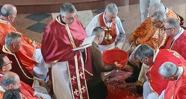 Obred pranja nogu u katedrali Uznesenja Blažene Djevice Marije u Strumici