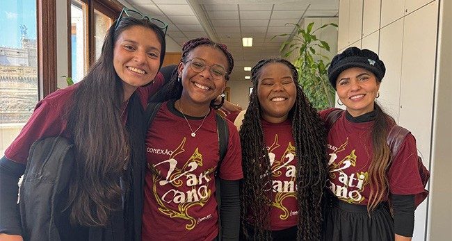 Algumas instrumentistas com a diretora-executiva, Moana, ao visitar a R&aacute;dio Vaticano