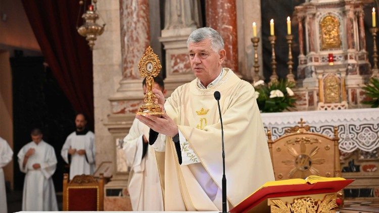 Fra Stipe Nosić blagoslivlja štovatelje bl. Jakova Zadranina (Foto: Ines Grbić)
