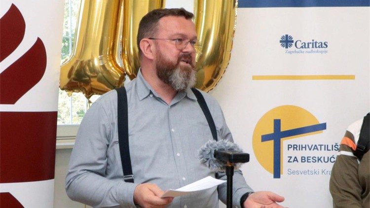 Ravnatelj Ivan Ninković govori na obilježavanju Caritasova Prihvatilišta za beskućnike (Foto: Caritas Zagrebačke nadbiskupije)