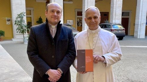 Papst erh&auml;lt wichtige Edition zu katholischer Soziallehre