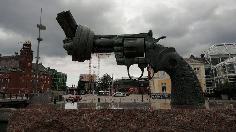 La escultura con la pistola anudada del artista sueco Carl Fredrik Reutersward. 