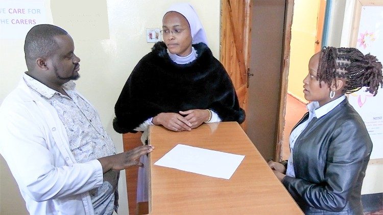 የማዕከሉ አስተዳዳሪዋ እህት ፑሪቲ ማቴንጌ ከሥራ ተባባሪዎቻቸው ጋር