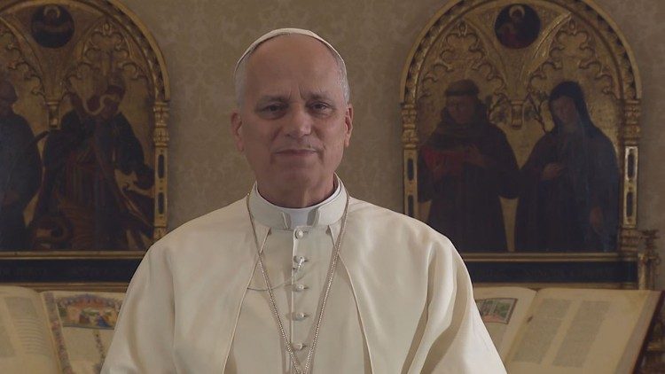 Le Pape adressant un message video aux participants de la Conférence SEEK.