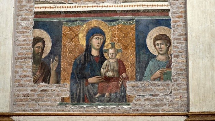 Affresco della Madonna con il Bambino tra santi attribuito a Pietro Cavallini