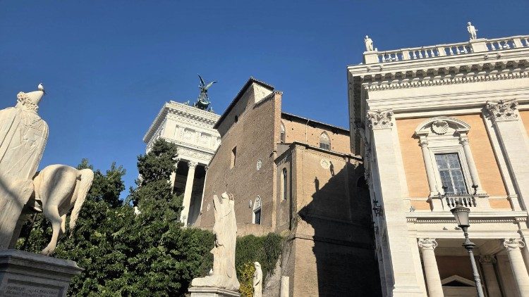 Uno scorcio della basilica, tra l'Altare della Patria e il Palazzo dei Conservatori