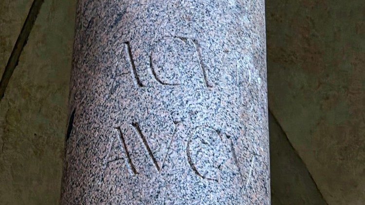 iscrizione sulla colonna "A cubiculo augustorum” che vuol dire “Dalla stanza degli augusti”. Iscrizione che spiega la provenienza della colonna di spoglio 