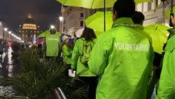 Pelerinajul voluntarilor spre Poarta Sfântă a Bazilicii Sfântul Petru.