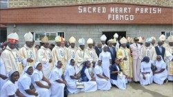 Photo de famille des évêques après la célébration eucharistique.