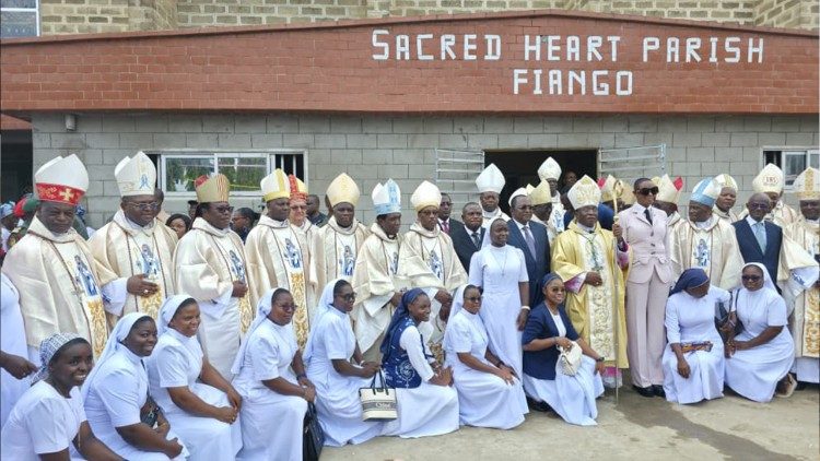 Photo de famille des évêques après la célébration eucharistique.